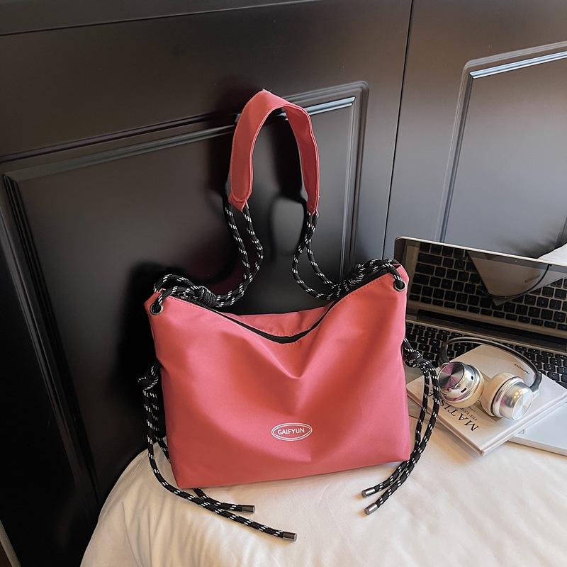 Новая нишевая сумка весна и лето премиум портативная большая вместимость сумка-пельмень спортивная брызгозащищенная сумка-мессенджер розы красного
Новая нишевая сумка весна и лето премиум портативная большая вместимость сумка-пельмень спортивная брызгозащищенная сумка-мессенджер розы красного