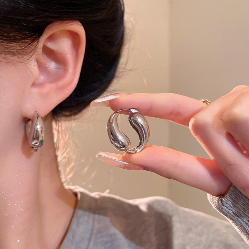 Explosive gold fashionable earrings women s unique metal ear buckles cold wind personalized earrings wholesale
Explosive gold fashionable earrings women s unique metal ear buckles cold wind personalized earrings wholesale