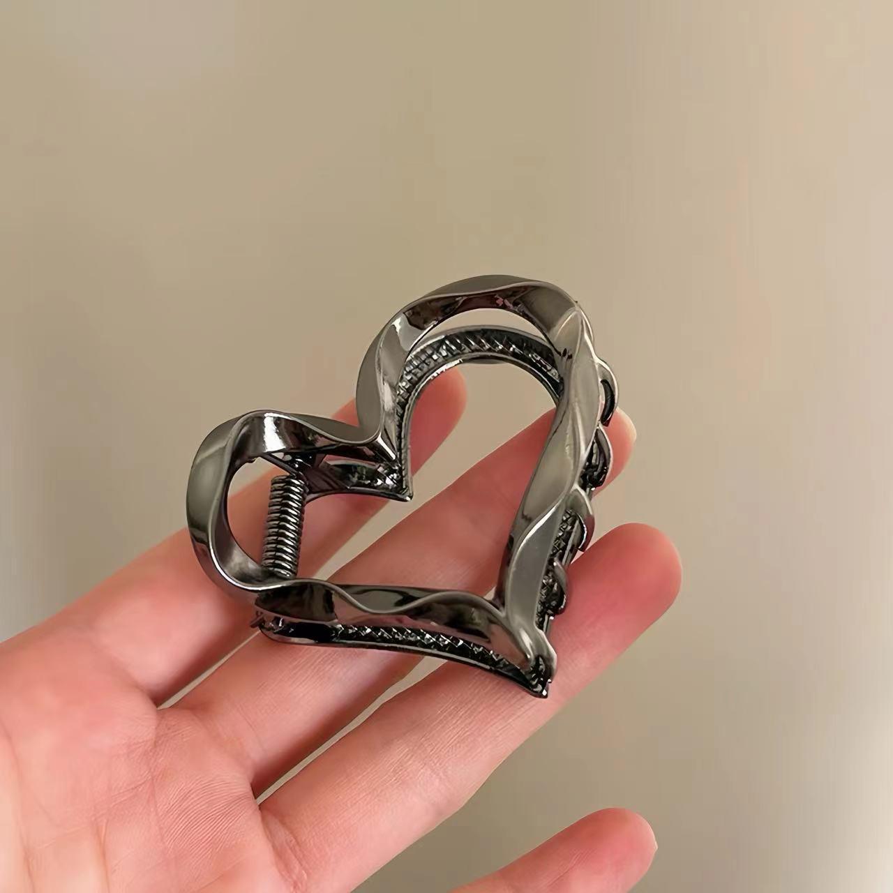Korean Style High-End Metal Heart Claw Hair Clip for Women - Versatile Hair Accessory for Buns.
Korean Style High-End Metal Heart Claw Hair Clip for Women - Versatile Hair Accessory for Buns.
