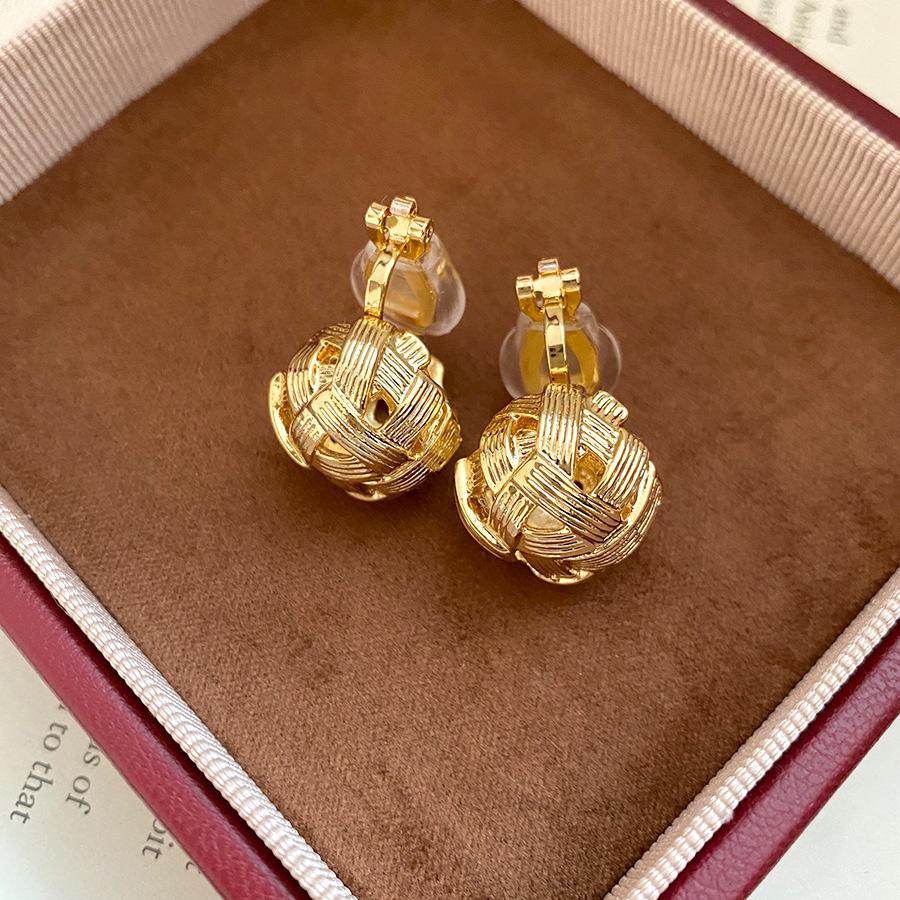 K real gold electroplated woven hollow round ear clips simple fashion earrings light luxury high-end earrings women
K real gold electroplated woven hollow round ear clips simple fashion earrings light luxury high-end earrings women