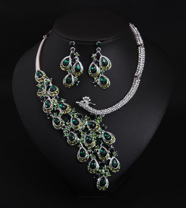 Exaggerated crystal peacock necklace and earrings set, wedding banquet dress accessory for women, fashionable accessory 43cm зелёный
Exaggerated crystal peacock necklace and earrings set, wedding banquet dress accessory for women, fashionable accessory 43cm зелёный