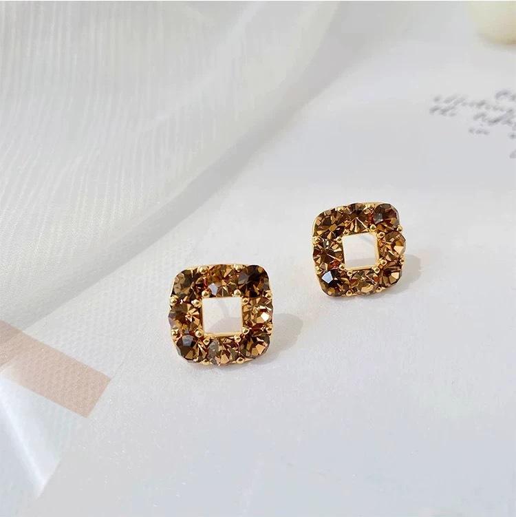 Maillard caramel brown earrings women s geometric square high-end stud earrings new exquisite silver needle ear jewelry
Maillard caramel brown earrings women s geometric square high-end stud earrings new exquisite silver needle ear jewelry
