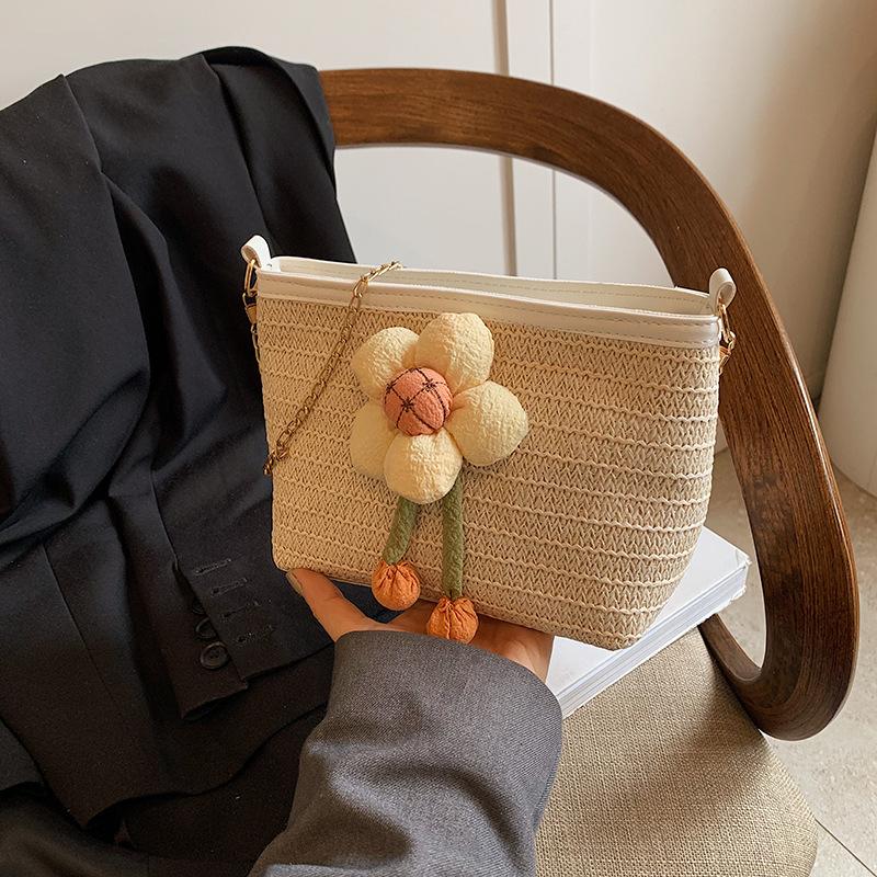 Retro small square bag shoulder bag 2024 spring new simple casual messenger bag this year popular fashion bag women бежевий
Retro small square bag shoulder bag 2024 spring new simple casual messenger bag this year popular fashion bag women бежевий