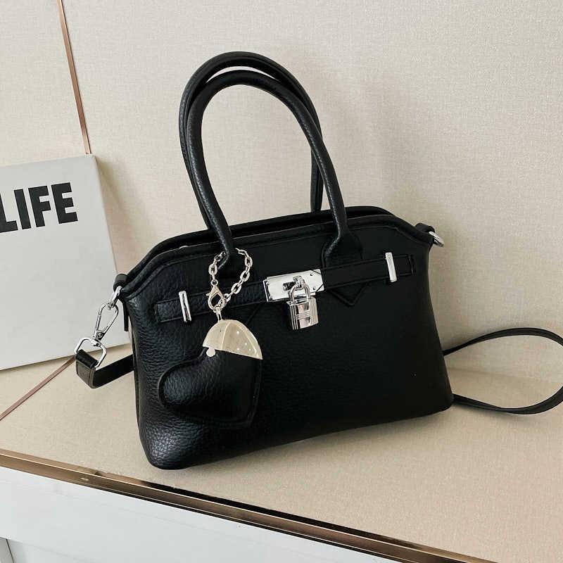 Niche design new fashion shell bag shoulder bag casual texture commuter portable messenger bag чорний
Niche design new fashion shell bag shoulder bag casual texture commuter portable messenger bag чорний