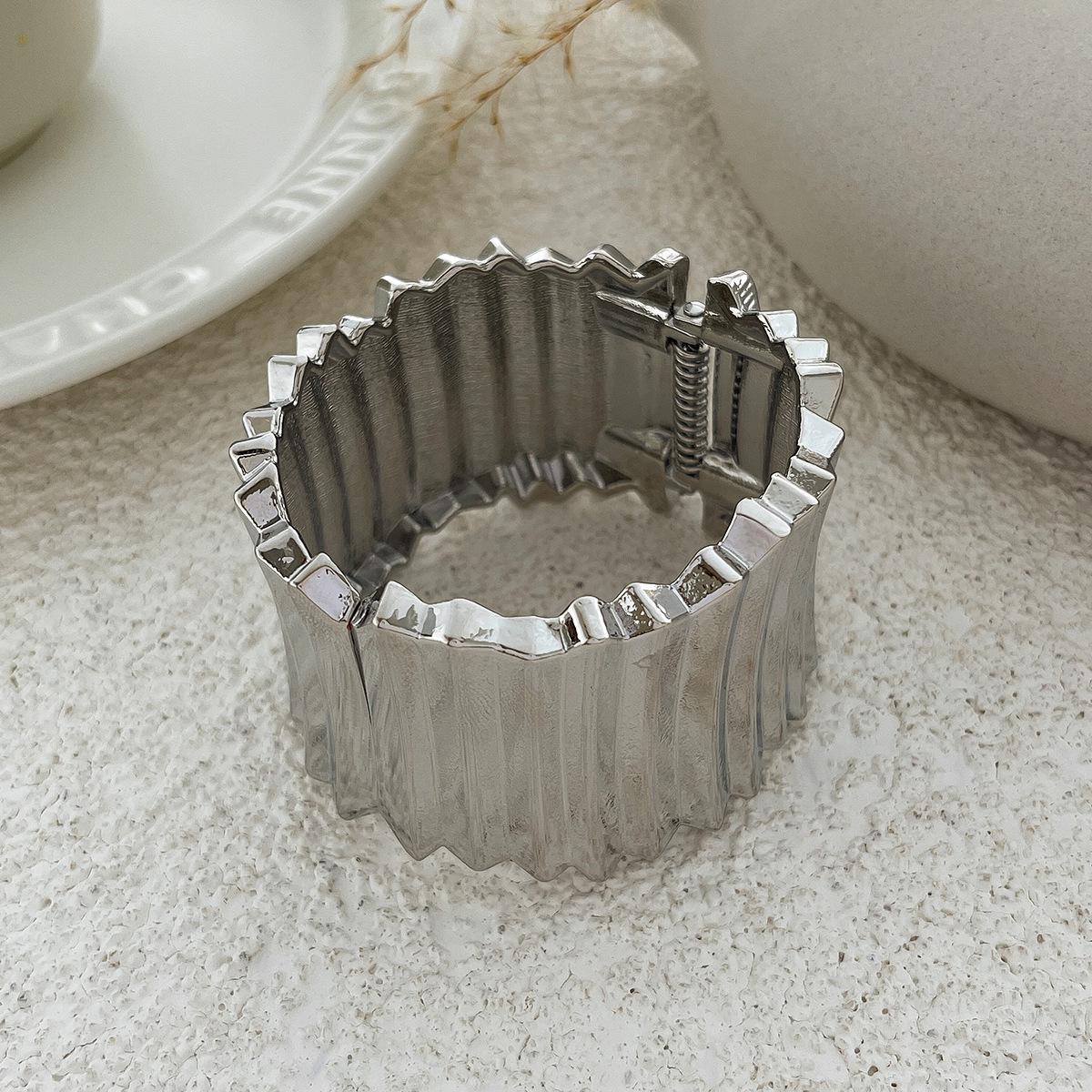 Європейський та американський панк-стиль Широкий металевий текстурований пружинний браслет для жінок
Європейський та американський панк-стиль Широкий металевий текстурований пружинний браслет для жінок