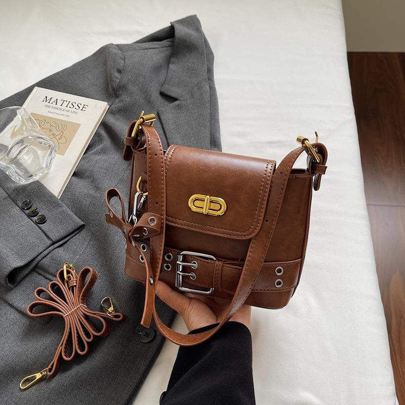 Женская модная простая сумка-тоут через плечо, трендовая сумка для通勤, осень 2025 коричневый
Женская модная простая сумка-тоут через плечо, трендовая сумка для通勤, осень 2025 коричневый