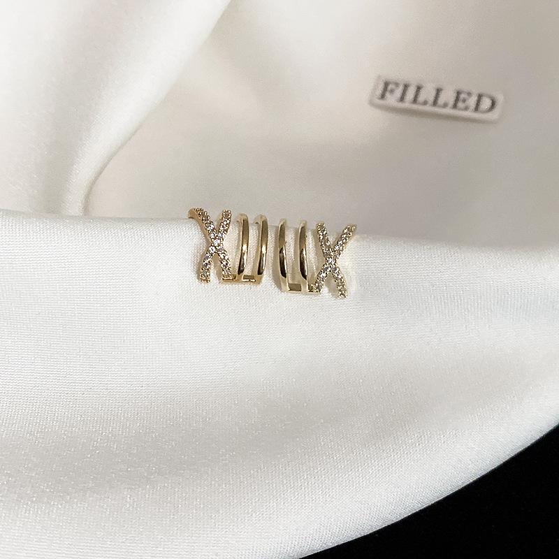 Staggered multi-layer zircon earless earrings, earbone clips, small and versatile new earrings, fashionable light luxury temperament earrings
Staggered multi-layer zircon earless earrings, earbone clips, small and versatile new earrings, fashionable light luxury temperament earrings