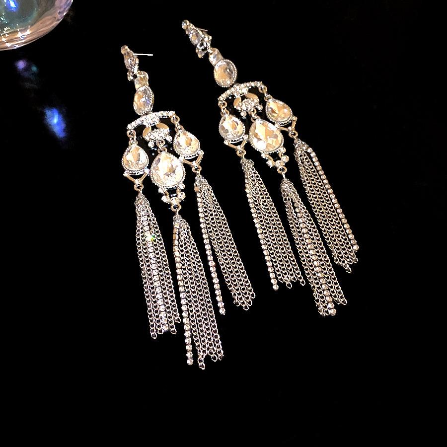 Silver needle exaggerated diamond-set oval water drop fringed earrings light luxury high-end stud earrings women s fashion temperament earrings
Silver needle exaggerated diamond-set oval water drop fringed earrings light luxury high-end stud earrings women s fashion temperament earrings