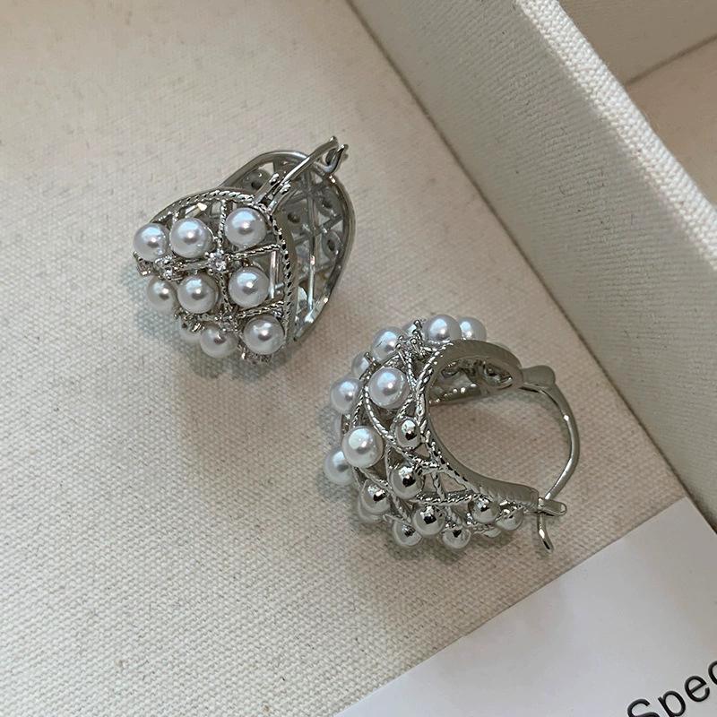 Temperament hollow flower basket pearl earrings women s new popular high-end ear buckle niche design unique earrings
Temperament hollow flower basket pearl earrings women s new popular high-end ear buckle niche design unique earrings