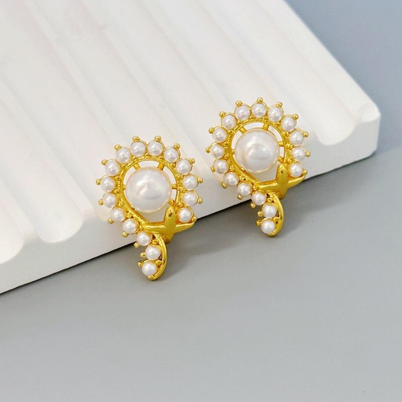 High-End Light Luxury Hong Kong Style, Retro Design Earrings For Women, Oval Inlaid Water Drop Stud Earrings
High-End Light Luxury Hong Kong Style, Retro Design Earrings For Women, Oval Inlaid Water Drop Stud Earrings