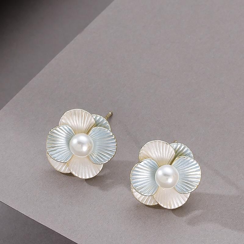 Korean version of gentle temperament fairy wind dripping oil enamel glaze inlaid pearl three-dimensional stud earrings light luxury high-end earrings синий
Korean version of gentle temperament fairy wind dripping oil enamel glaze inlaid pearl three-dimensional stud earrings light luxury high-end earrings синий