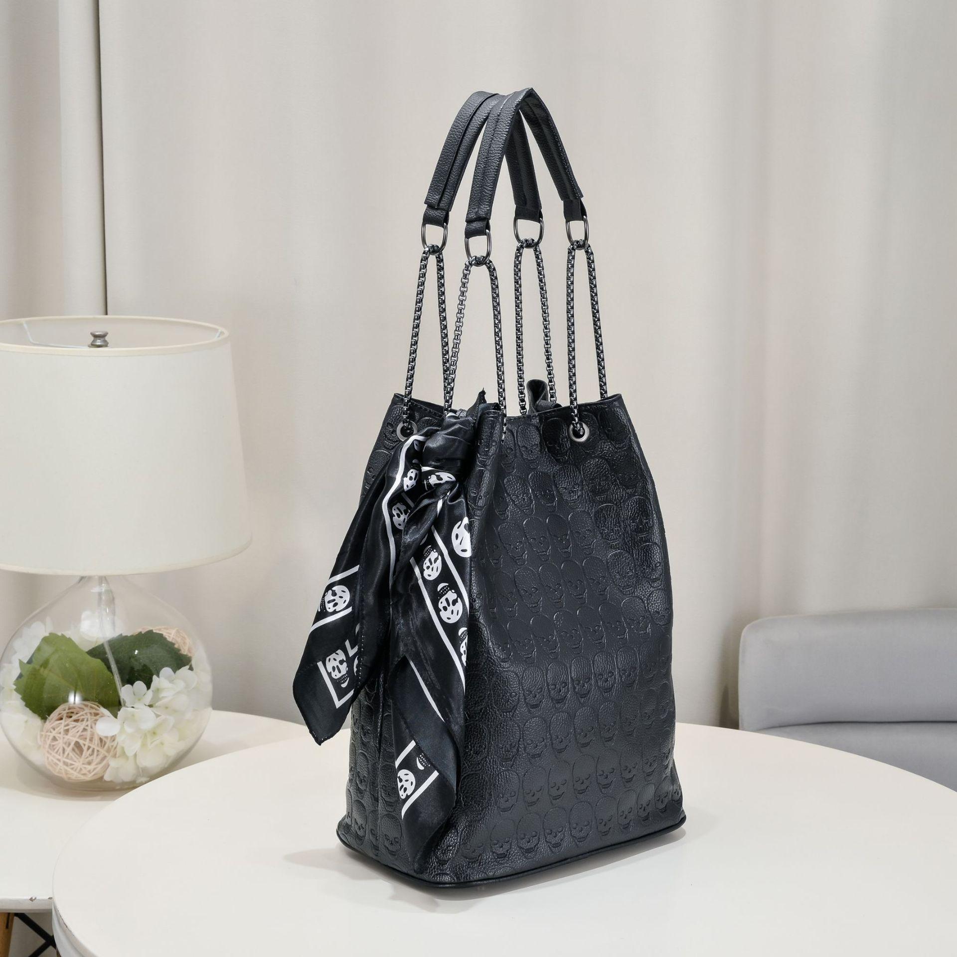 European and American Style Women s Trendy Retro Capacity Large Skull Head Embossed Commuting Two-piece Set Water Bucket Shoulder Bag for Women
European and American Style Women s Trendy Retro Capacity Large Skull Head Embossed Commuting Two-piece Set Water Bucket Shoulder Bag for Women