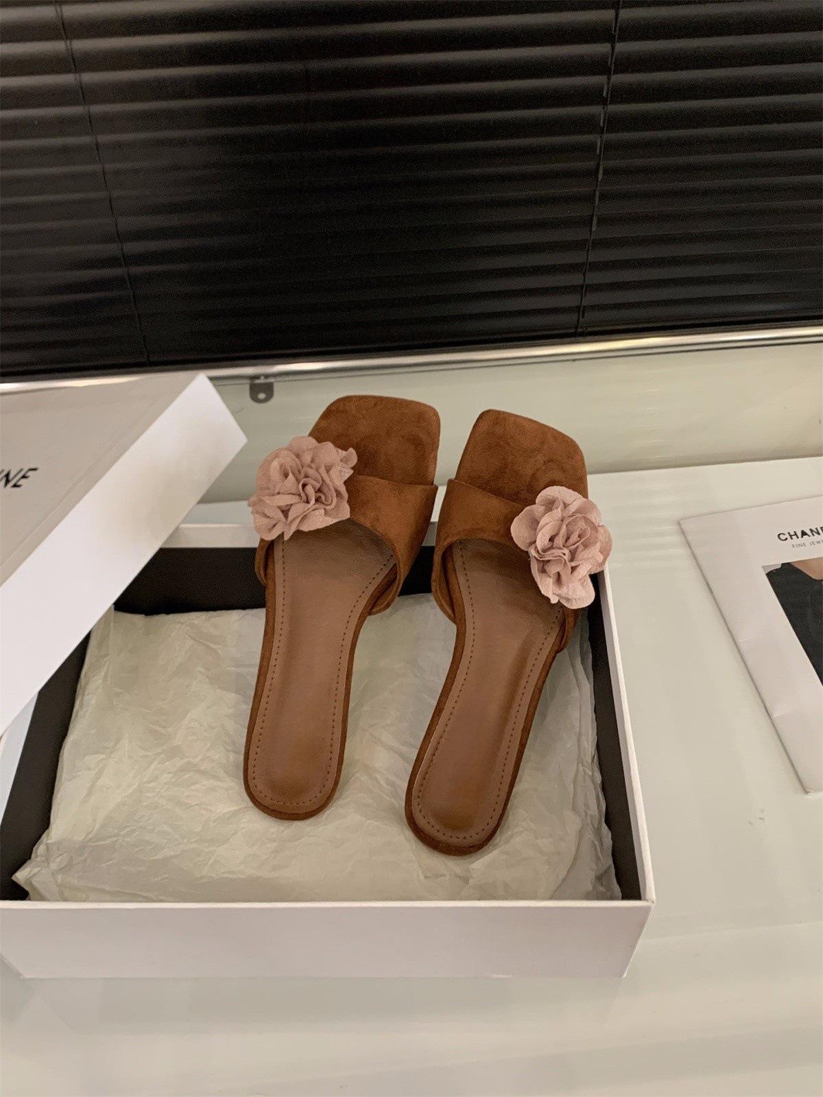 Coarse heel suede flower one-word slippers women s shoes wear 2025 new summer French sandals with skirt sandals 40
Coarse heel suede flower one-word slippers women s shoes wear 2025 new summer French sandals with skirt sandals 40