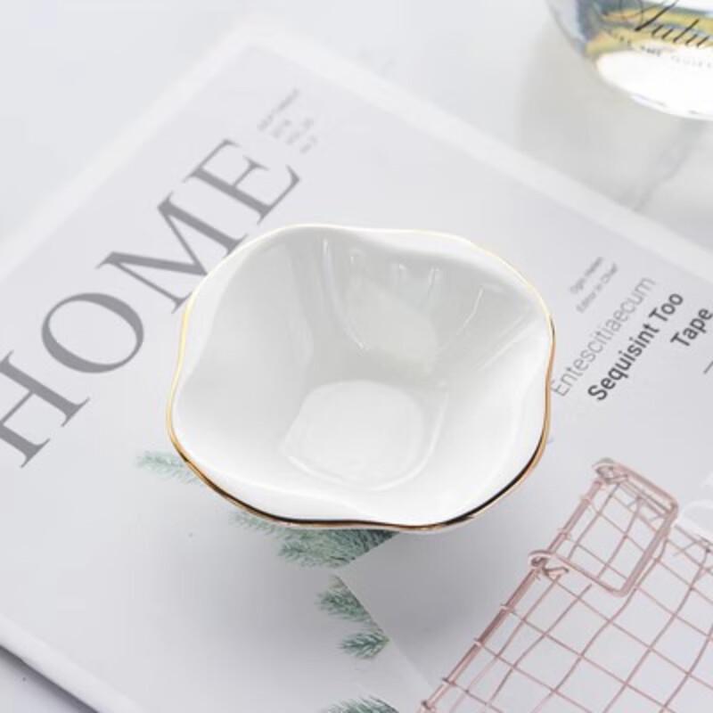 LISM Nordic Gold-Rimmed Ceramic Plum Blossom Seasoning Dish
LISM Nordic Gold-Rimmed Ceramic Plum Blossom Seasoning Dish
