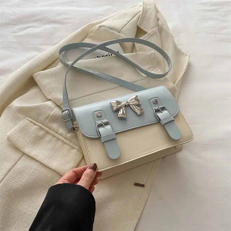 Модные небольшие квадратные сумки через плечо с клапаном и бантом для повседневного использования в летних путешествиях.
Модные небольшие квадратные сумки через плечо с клапаном и бантом для повседневного использования в летних путешествиях.