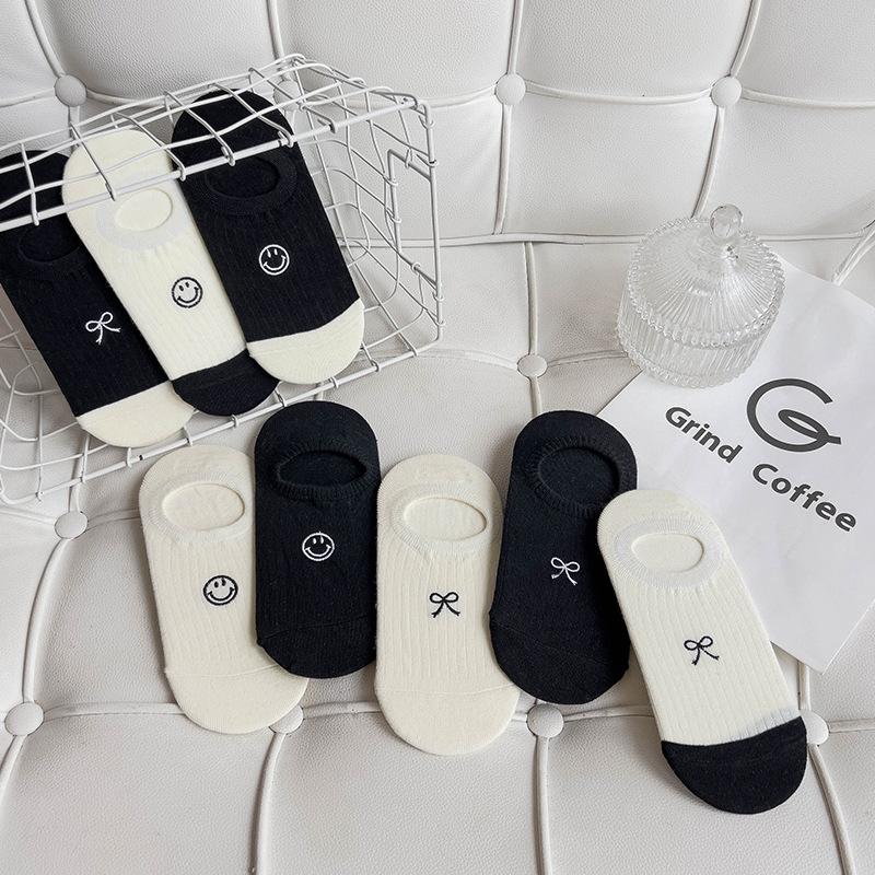 Women s Spring and Summer Black and White Socks with Embroidered Smiling Face Bows, Breathable, Sweat-absorbing Silicone Anti-slip Invisible Socks 1 pair
Women s Spring and Summer Black and White Socks with Embroidered Smiling Face Bows, Breathable, Sweat-absorbing Silicone Anti-slip Invisible Socks 1 pair