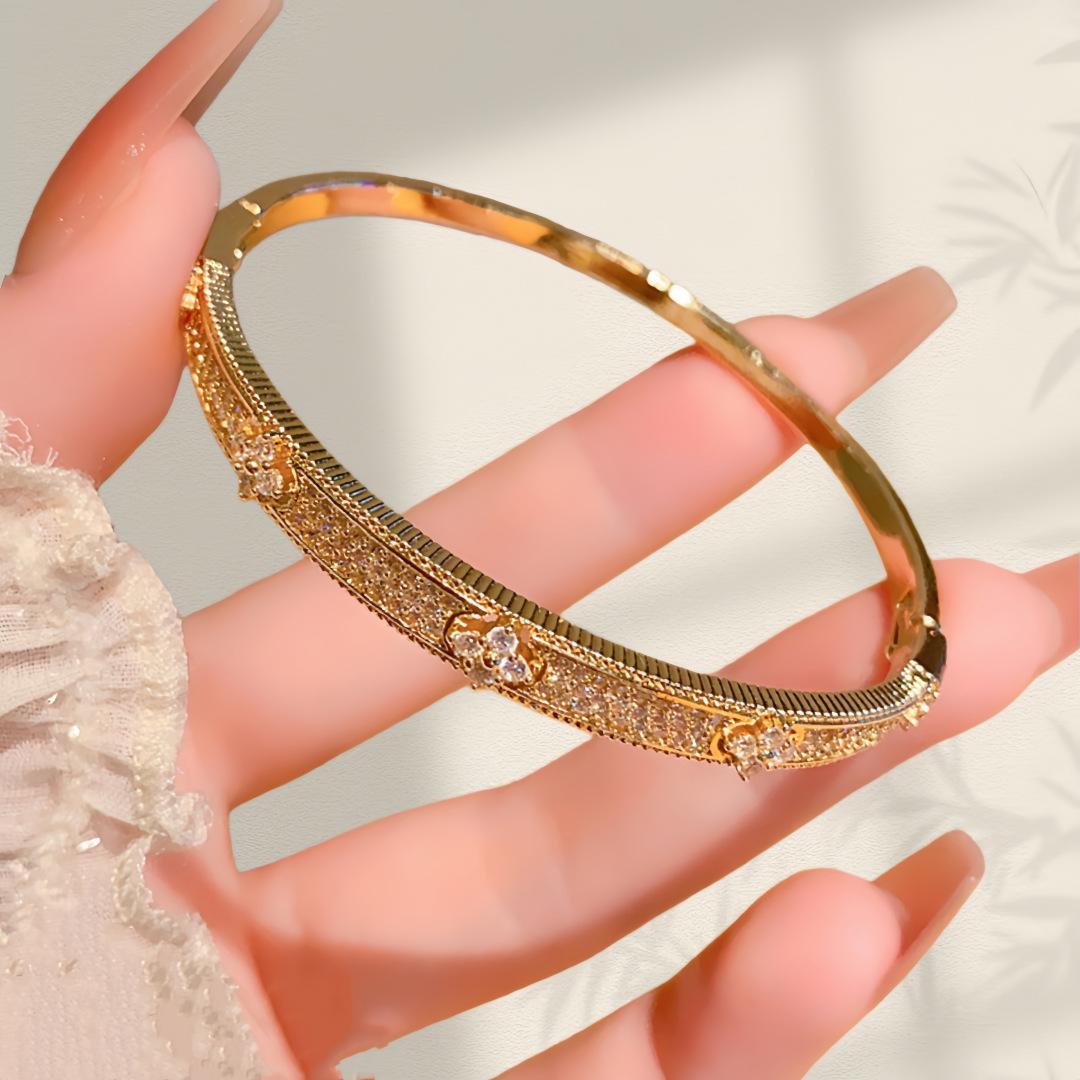 Zircon Four-Leaf Clover Flower Bracelet: Stylish, Luxurious, and Versatile Hand Jewelry for Everyday Elegance золотий
Zircon Four-Leaf Clover Flower Bracelet: Stylish, Luxurious, and Versatile Hand Jewelry for Everyday Elegance золотий