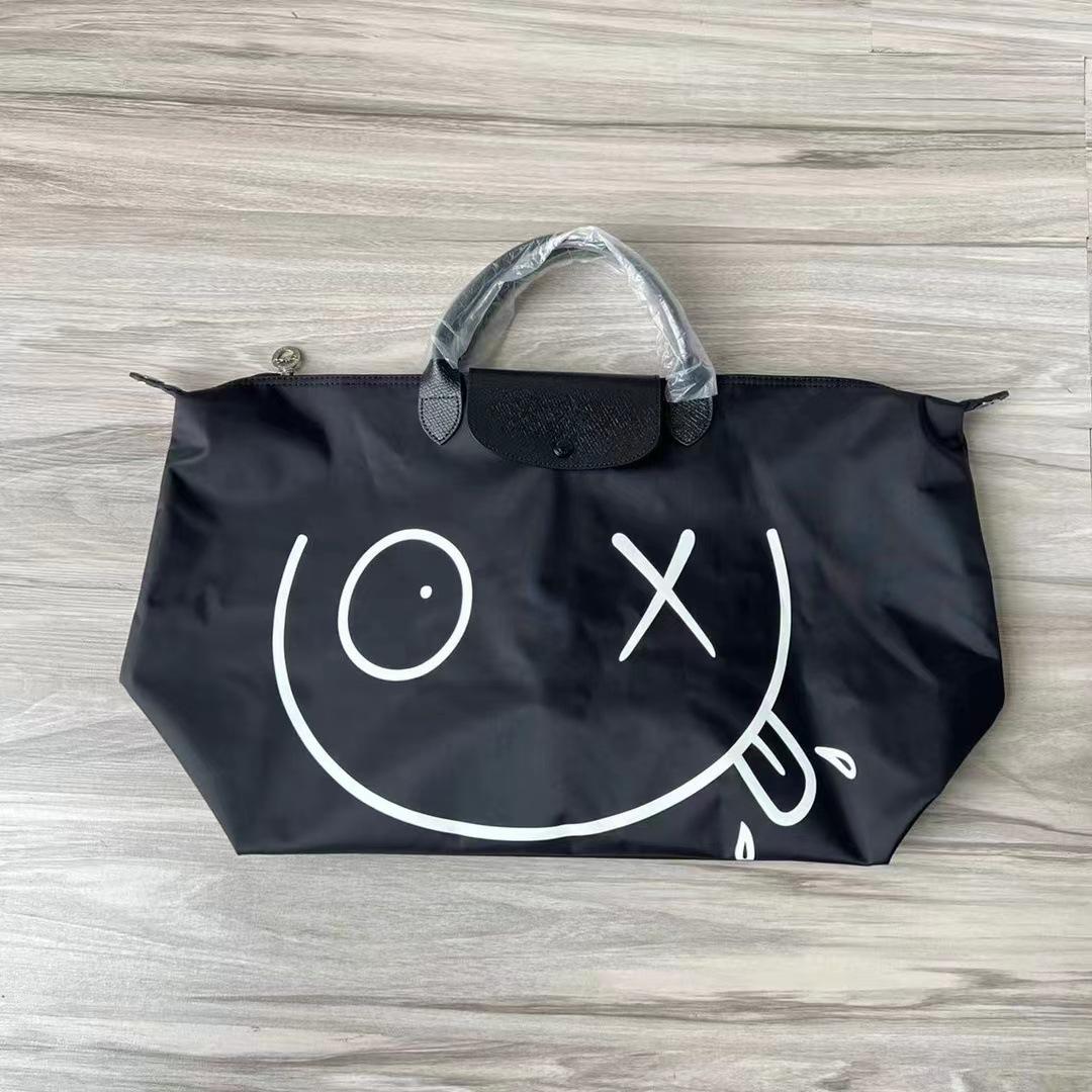 «Унисекс дорожная и спортивная сумка со съемным плечевым ремнем — большая вместимость, дизайн со смайликом» чёрный
«Унисекс дорожная и спортивная сумка со съемным плечевым ремнем — большая вместимость, дизайн со смайликом» чёрный