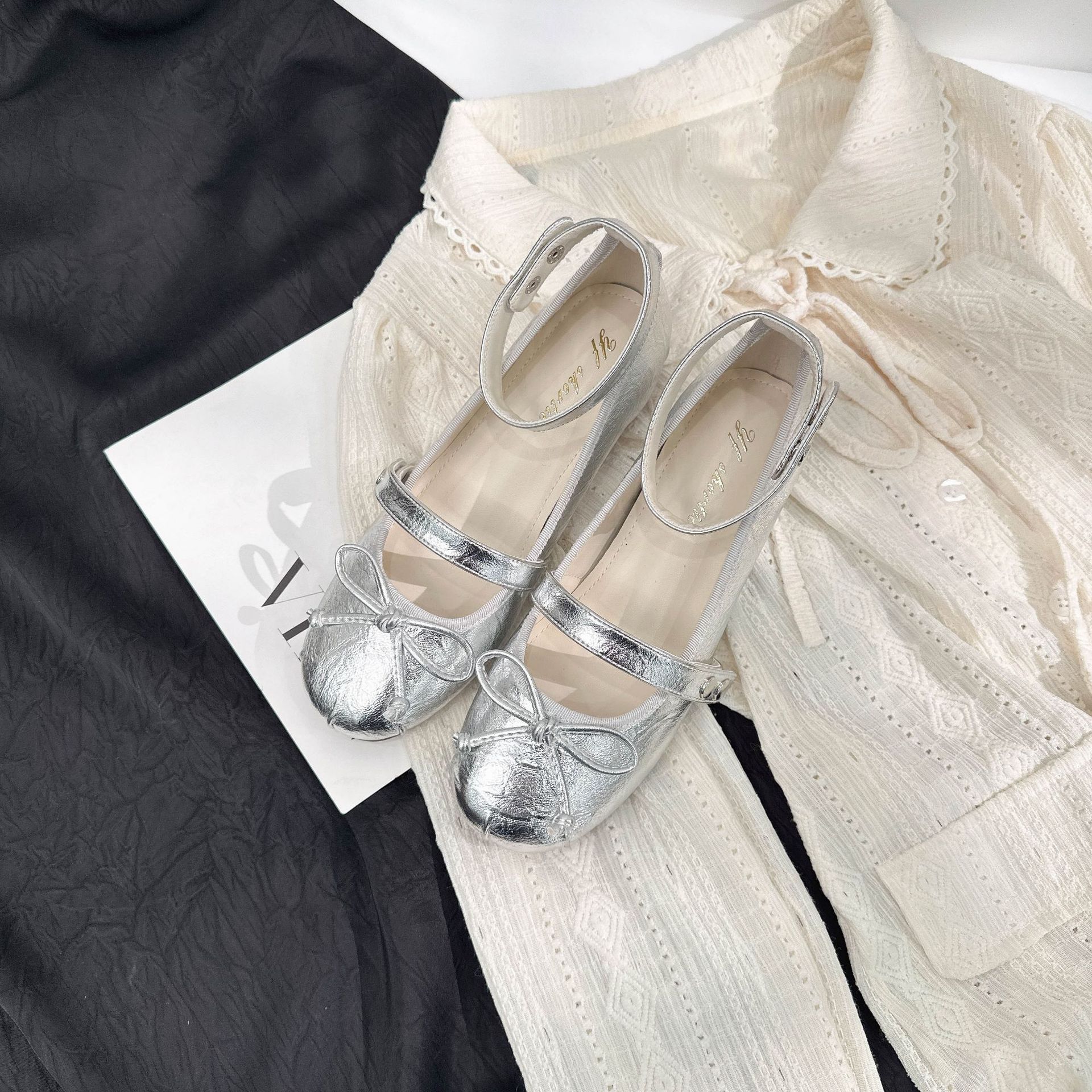 Small man increases height 5CM bow round head Mary Jane shoes women s 25 new sweet ankle buckle belt flat single shoes 39 серебряный
Small man increases height 5CM bow round head Mary Jane shoes women s 25 new sweet ankle buckle belt flat single shoes 39 серебряный