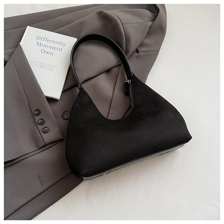 Зарубежный заказ ретро матовая сумка-тоут большой вместимости женская 2025 новая осенне-зимняя сумка-тоут нишевая на плечо под мышку чёрный
Зарубежный заказ ретро матовая сумка-тоут большой вместимости женская 2025 новая осенне-зимняя сумка-тоут нишевая на плечо под мышку чёрный