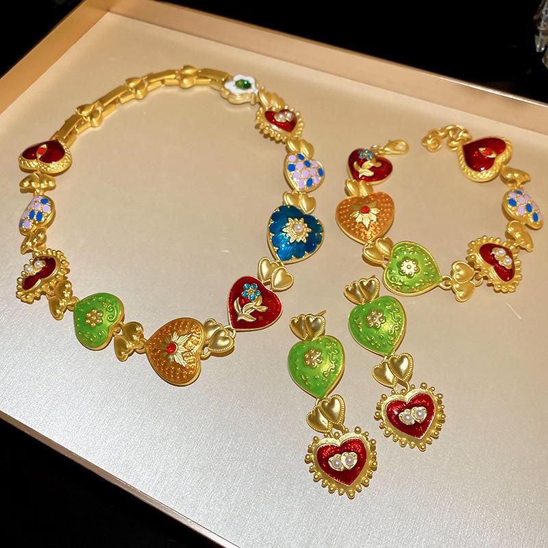 Vintage court style colored pearl love necklace accessories high sense fashion collarbone chain niche necklace women
Vintage court style colored pearl love necklace accessories high sense fashion collarbone chain niche necklace women