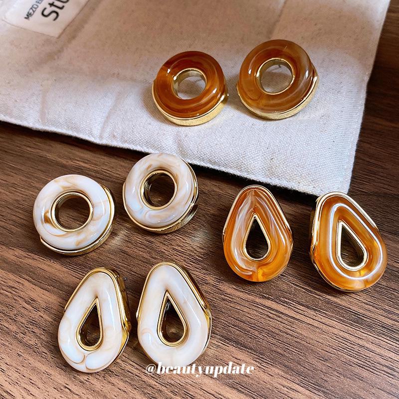 Vintage Resin Water Drop Earrings - High-end French Niche, Lightweight Luxury for Autumn/Winter Fashion round золотой
Vintage Resin Water Drop Earrings - High-end French Niche, Lightweight Luxury for Autumn/Winter Fashion round золотой