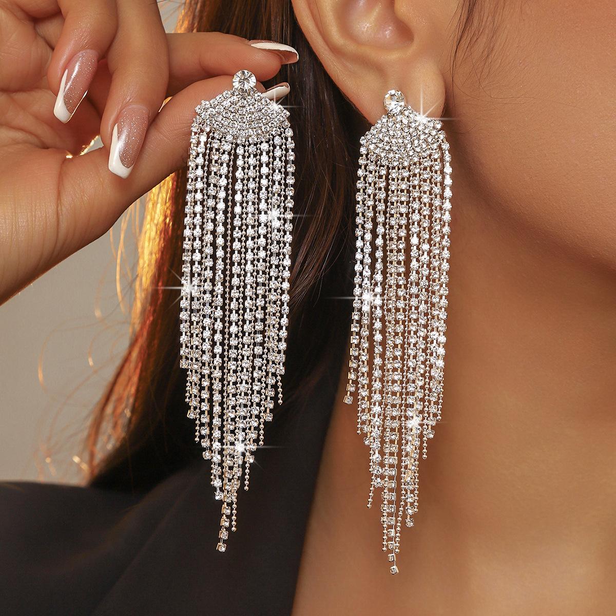 Серьги-кисточки с блестящими стразами для тяжелой промышленности
Серьги-кисточки с блестящими стразами для тяжелой промышленности