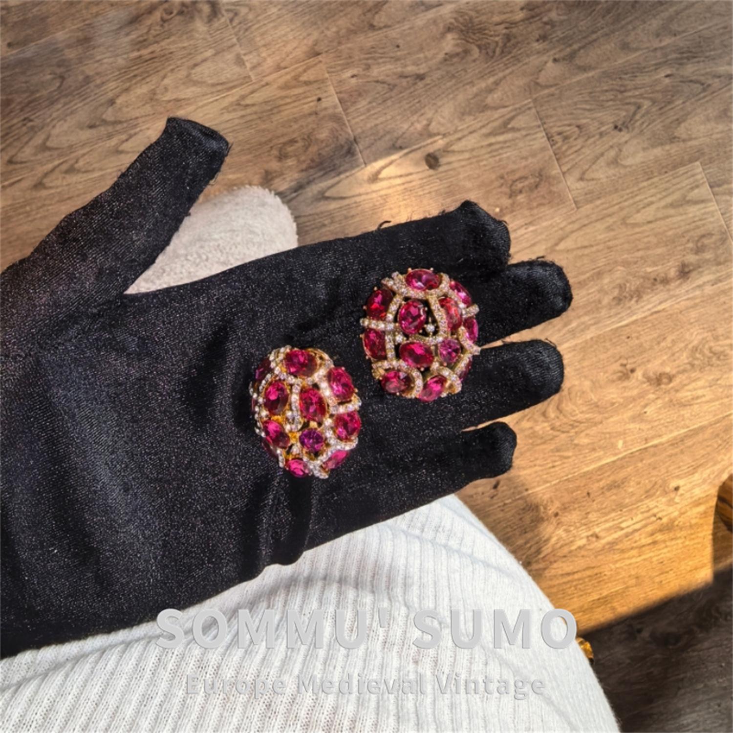 Mid-life fashion inlaid rose red stone earrings personality retro exquisite oval hollow earrings light luxury high-end versatile
Mid-life fashion inlaid rose red stone earrings personality retro exquisite oval hollow earrings light luxury high-end versatile