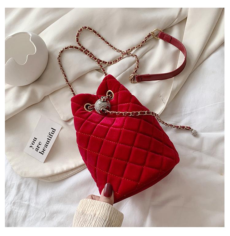 Золотая бархатная сумка-ведро женская сумка через плечо 2024 новая корейская версия модная текстурированная сумка на плечо сумка с цепочкой в виде ромба красный
Золотая бархатная сумка-ведро женская сумка через плечо 2024 новая корейская версия модная текстурированная сумка на плечо сумка с цепочкой в виде ромба красный