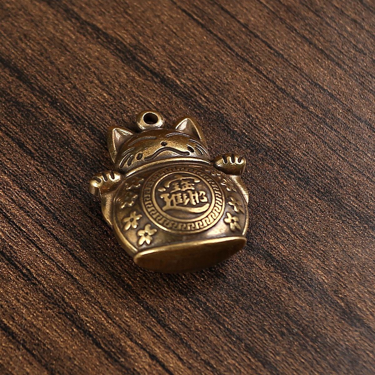 Vintage Brass Cat Pendant Keychain: Retro Mini Solid Design
Vintage Brass Cat Pendant Keychain: Retro Mini Solid Design