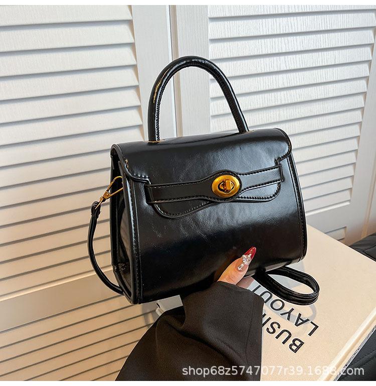 Простая ретро маленькая квадратная сумка портативная 2025 корейская версия ретро мода на плечо сумка-мессенджер повседневная новая с замком женская сумка чёрный
Простая ретро маленькая квадратная сумка портативная 2025 корейская версия ретро мода на плечо сумка-мессенджер повседневная новая с замком женская сумка чёрный