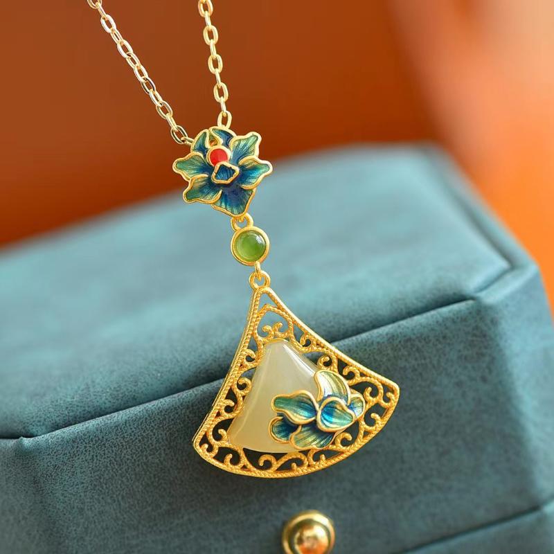 Оригинальный дизайн Инкрустированный натуральным белым нефритом Хэтянь Треугольная эмалевая фарфоровая подвеска-цветок Ажурное ожерелье Женские украшения 45cm
Оригинальный дизайн Инкрустированный натуральным белым нефритом Хэтянь Треугольная эмалевая фарфоровая подвеска-цветок Ажурное ожерелье Женские украшения 45cm