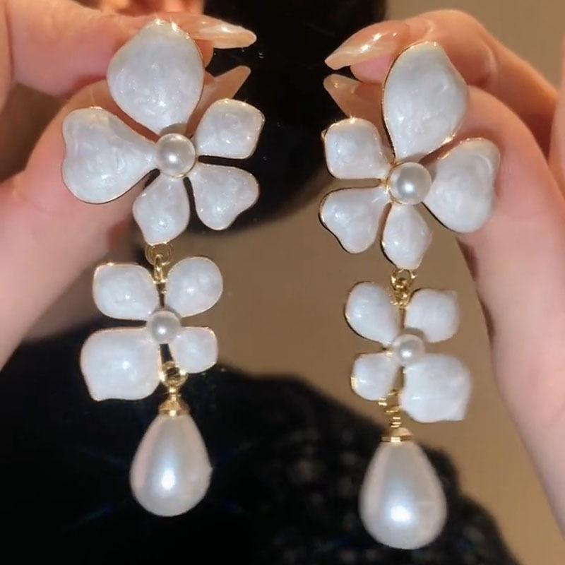 Oil drop pearl flower water drop fringed earrings simple temperament versatile stud earrings niche fashion personalized earrings
Oil drop pearl flower water drop fringed earrings simple temperament versatile stud earrings niche fashion personalized earrings