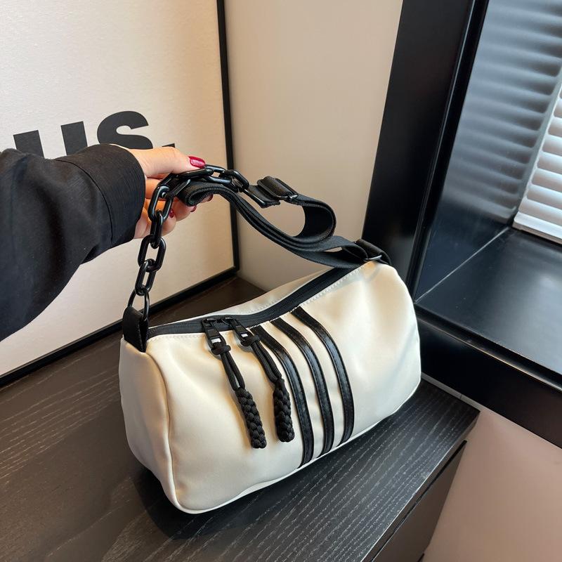 New high-end Oxford cloth shoulder bag casual fashion messenger bag versatile women s underarm bag чёрный
New high-end Oxford cloth shoulder bag casual fashion messenger bag versatile women s underarm bag чёрный