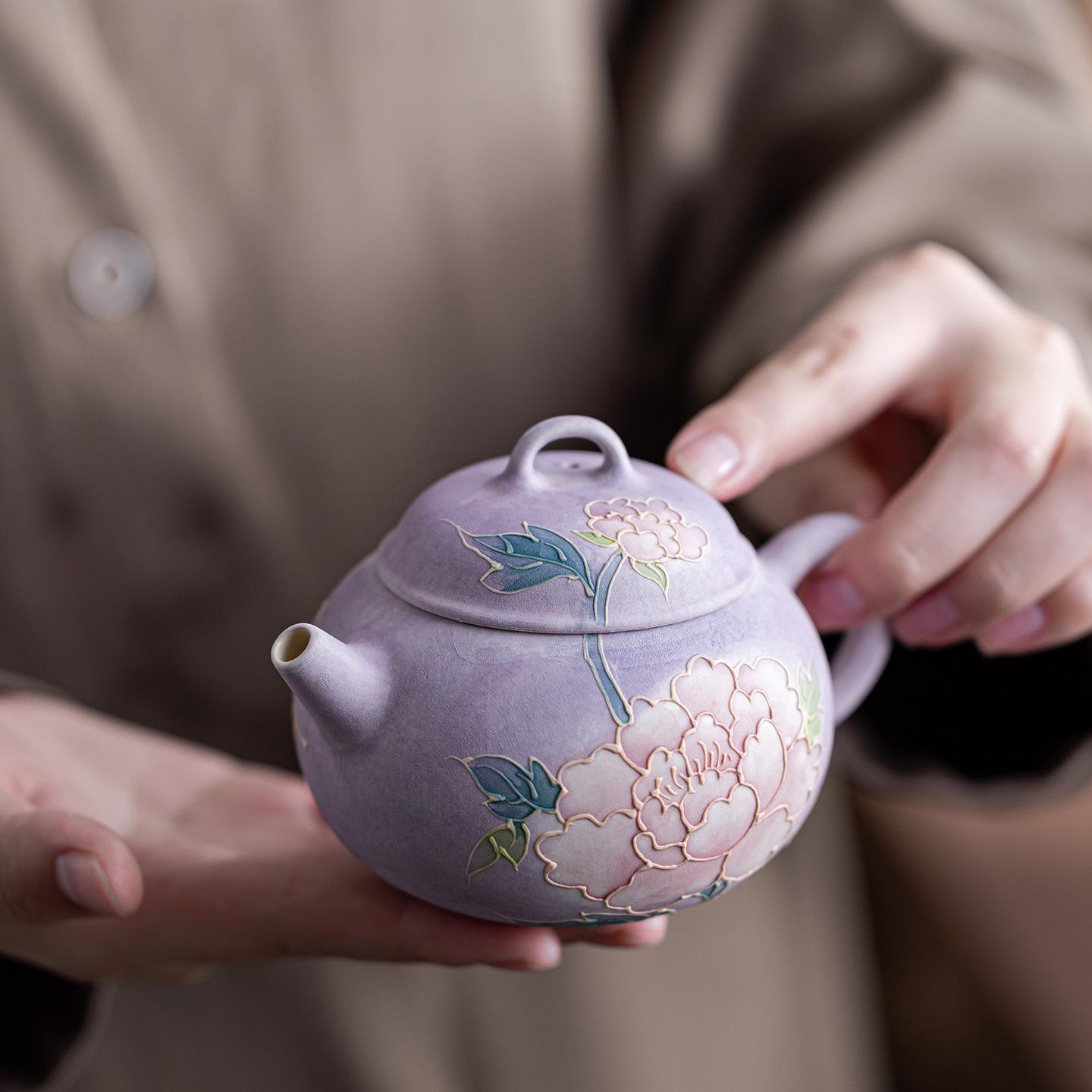 New Chinese Style Ceramic Teapot Hand Painted Peony Relief Kungfu Tea Set Porcelain Pot for Women Home Use Brewing Gift Idea фіолетовий
New Chinese Style Ceramic Teapot Hand Painted Peony Relief Kungfu Tea Set Porcelain Pot for Women Home Use Brewing Gift Idea фіолетовий