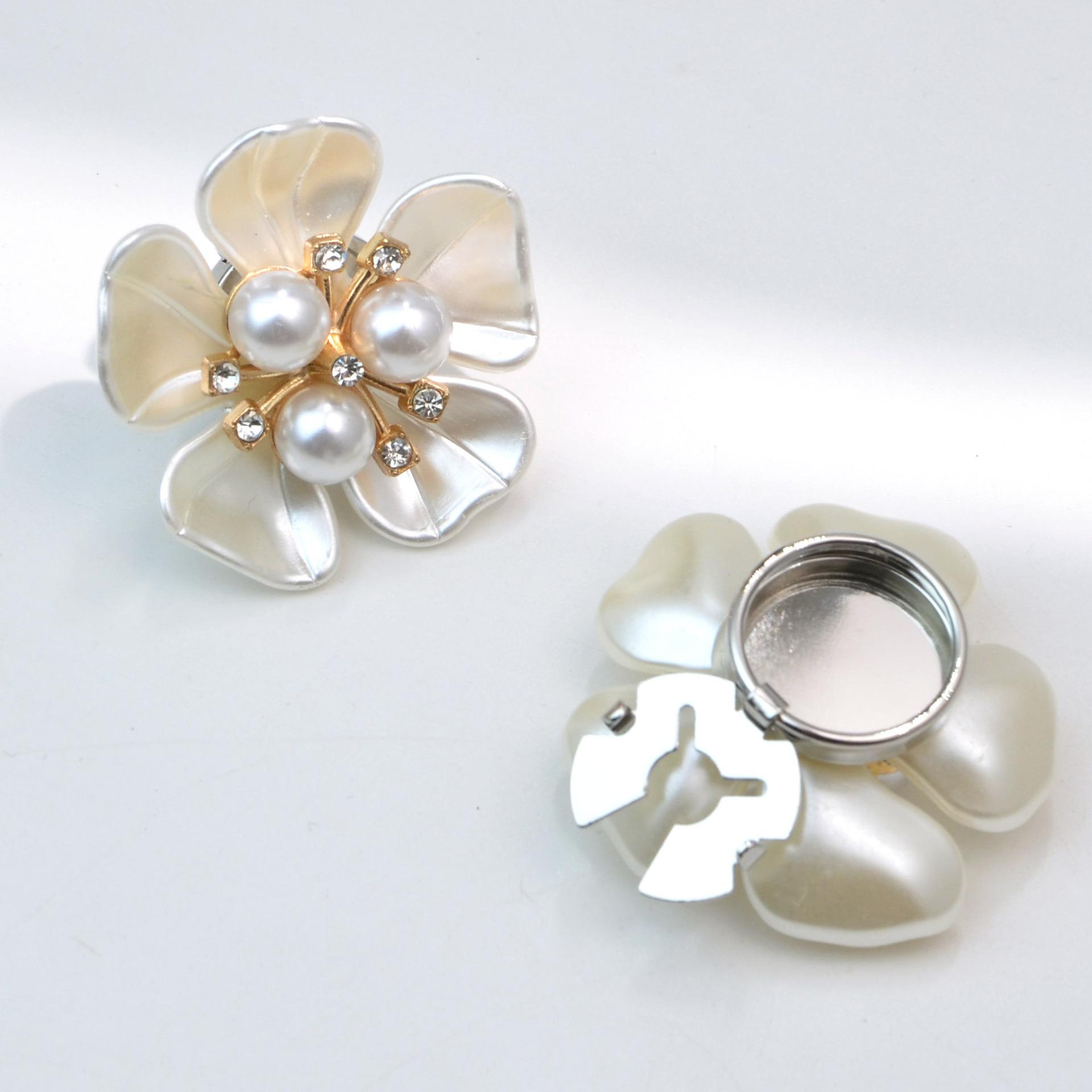 Button Cover Clips, 3D Floral Rhinestone Design for Shirts Dresses, Valentine s Christmas Gift Giving WHITE
Button Cover Clips, 3D Floral Rhinestone Design for Shirts Dresses, Valentine s Christmas Gift Giving WHITE