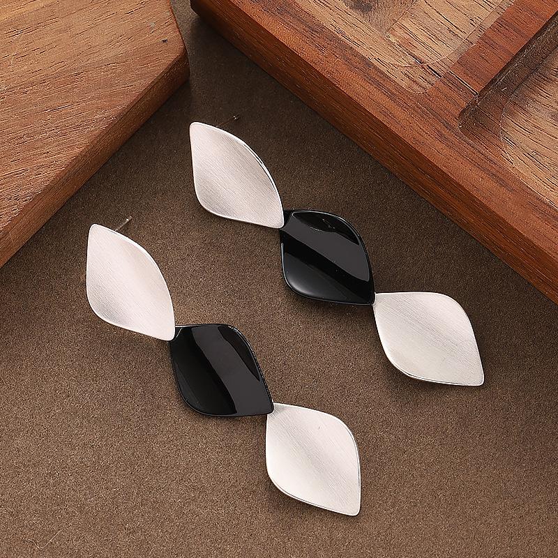 Fashion personality cold wind long contrasting color rhombus oil drop earrings temperament simple square face thin earrings чорний
Fashion personality cold wind long contrasting color rhombus oil drop earrings temperament simple square face thin earrings чорний