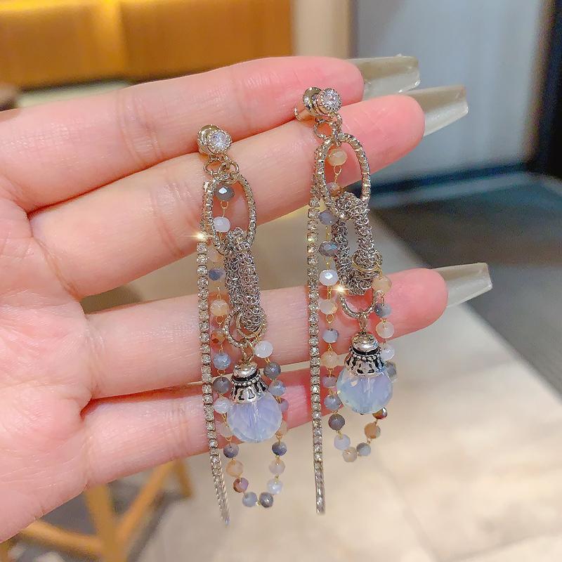 Light luxury high-end color fringed earrings women s personality temperament retro stud earrings 2025 earrings
Light luxury high-end color fringed earrings women s personality temperament retro stud earrings 2025 earrings
