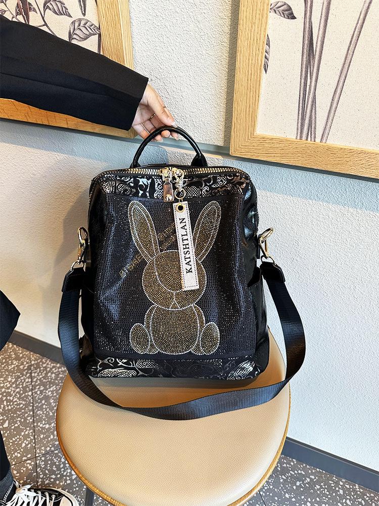 Женский персонализированный рюкзак из мягкой кожи класса люкс 2023 года — модный, трендовый и универсальный для повседневного использования
Женский персонализированный рюкзак из мягкой кожи класса люкс 2023 года — модный, трендовый и универсальный для повседневного использования