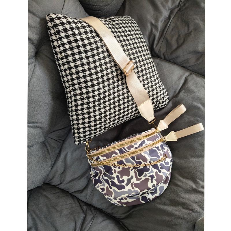Women s Trendy One-Shoulder Large Capacity Crossbody Bag - Oxford Plaid Lightweight Sport Shell Design 30*21*14
Women s Trendy One-Shoulder Large Capacity Crossbody Bag - Oxford Plaid Lightweight Sport Shell Design 30*21*14