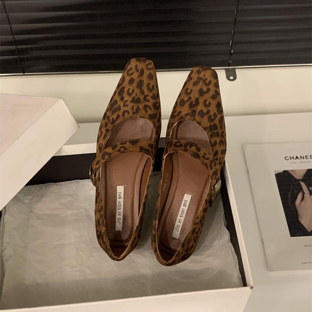 Coarse heel leopard print Mary Jane single shoes women s shoes 2025 new spring square head versatile red evening shoes 40 цветной печати леопарда
Coarse heel leopard print Mary Jane single shoes women s shoes 2025 new spring square head versatile red evening shoes 40 цветной печати леопарда