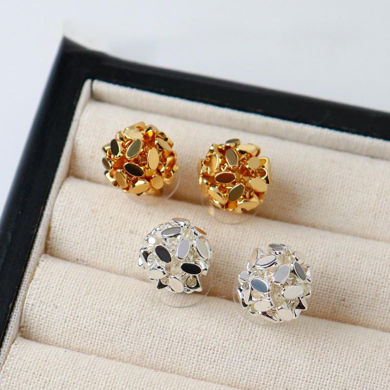 Oval Leaf Round Ball Earrings Vintage Punk Earrings High Sense Fashion Personality Earrings Women
Oval Leaf Round Ball Earrings Vintage Punk Earrings High Sense Fashion Personality Earrings Women