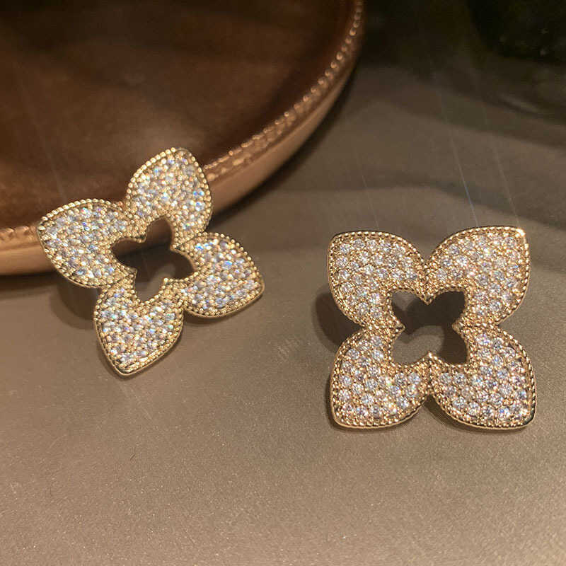 18k zircon hollow flower earrings light luxury exquisite stud earrings versatile temperament earrings
18k zircon hollow flower earrings light luxury exquisite stud earrings versatile temperament earrings