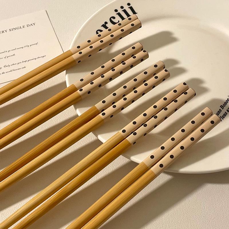 Durable Black & White Dot Bamboo Chopsticks: High-Temperature Resistant, Anti-Mold, Anti-Slip, Personal Use. 24cm Length
Durable Black & White Dot Bamboo Chopsticks: High-Temperature Resistant, Anti-Mold, Anti-Slip, Personal Use. 24cm Length