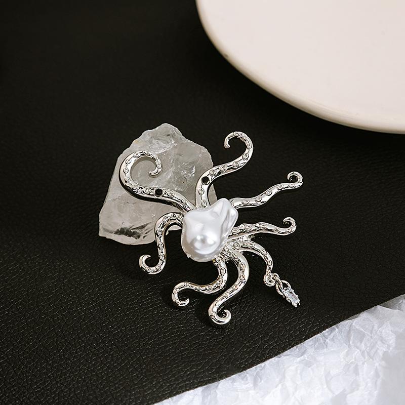 Women s Baroque Pearl Octopus Brooch Exaggerated Squid Breast Flower Ornaments Gothic Punk Fashion Jewelry Accessories
Women s Baroque Pearl Octopus Brooch Exaggerated Squid Breast Flower Ornaments Gothic Punk Fashion Jewelry Accessories