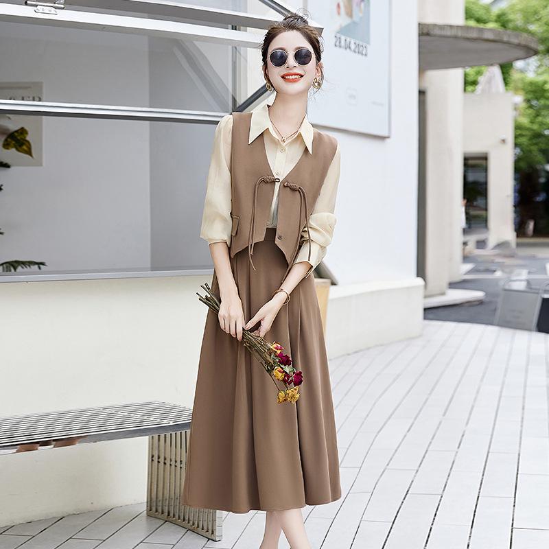 Autumn 2024 Retro Socialite Three-Piece Set: Frog Button Vest, Midi Skirt, Inner Layer Shirt - YE6206 L (105-115 jin)
Autumn 2024 Retro Socialite Three-Piece Set: Frog Button Vest, Midi Skirt, Inner Layer Shirt - YE6206 L (105-115 jin)