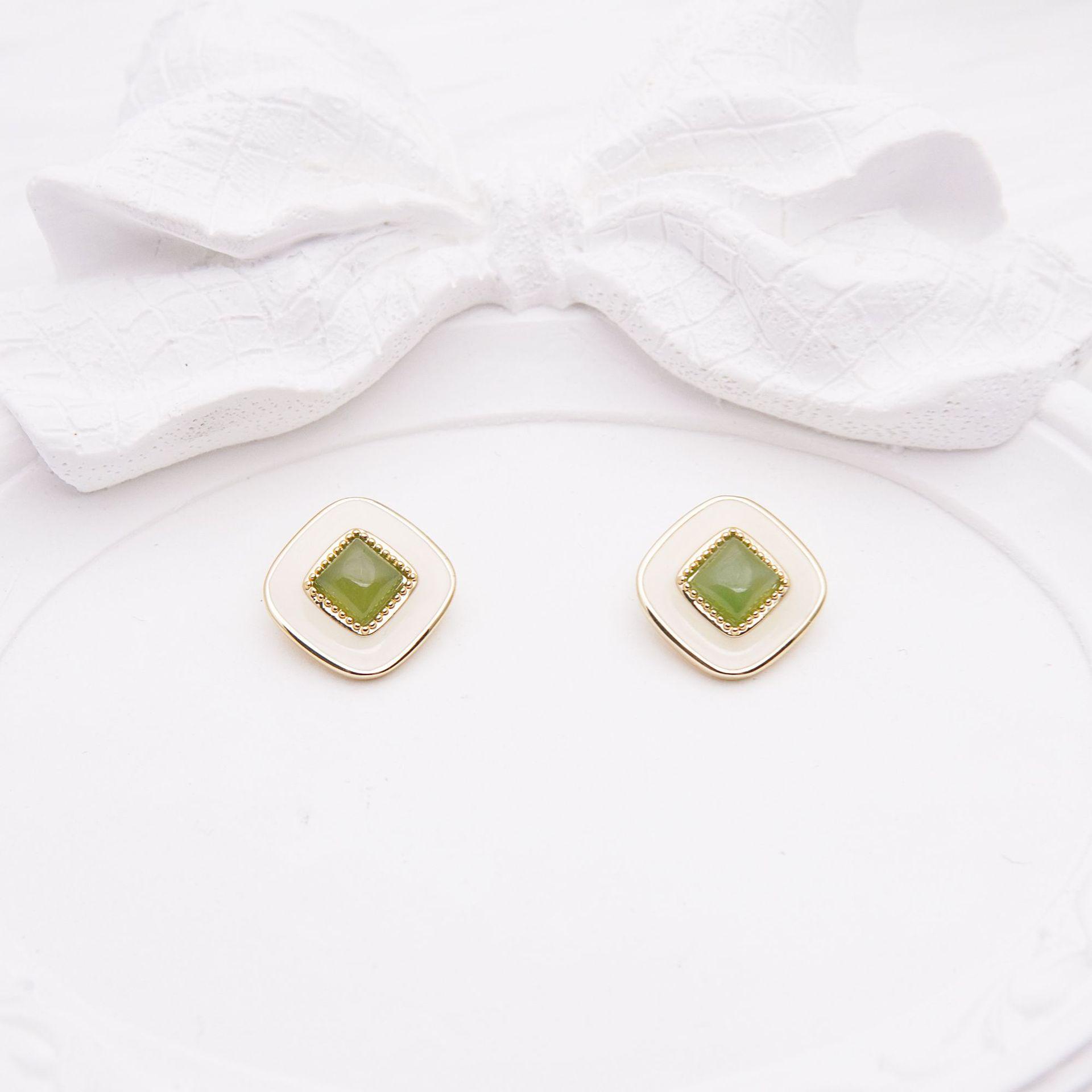 Retro Emerald Square Stud Earrings: Unique Hong Kong Style with White Enamel золотой
Retro Emerald Square Stud Earrings: Unique Hong Kong Style with White Enamel золотой