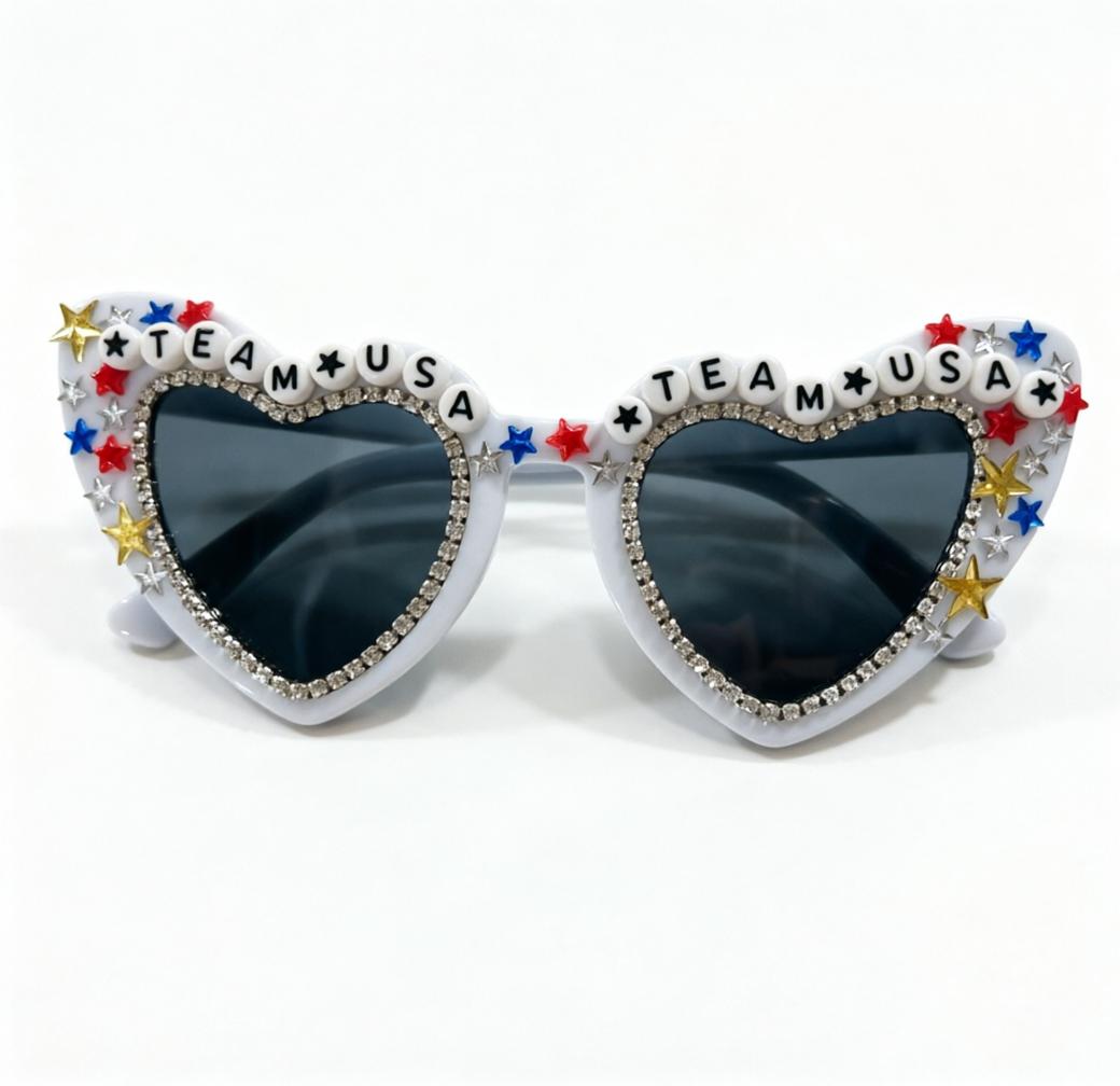 2026 Handmade Team Usa Heart Sunglasses For Women Bling Rhinestone Star Patriotic Sunglasses 4th Of July Independence Day KJ223
2026 Handmade Team Usa Heart Sunglasses For Women Bling Rhinestone Star Patriotic Sunglasses 4th Of July Independence Day KJ223