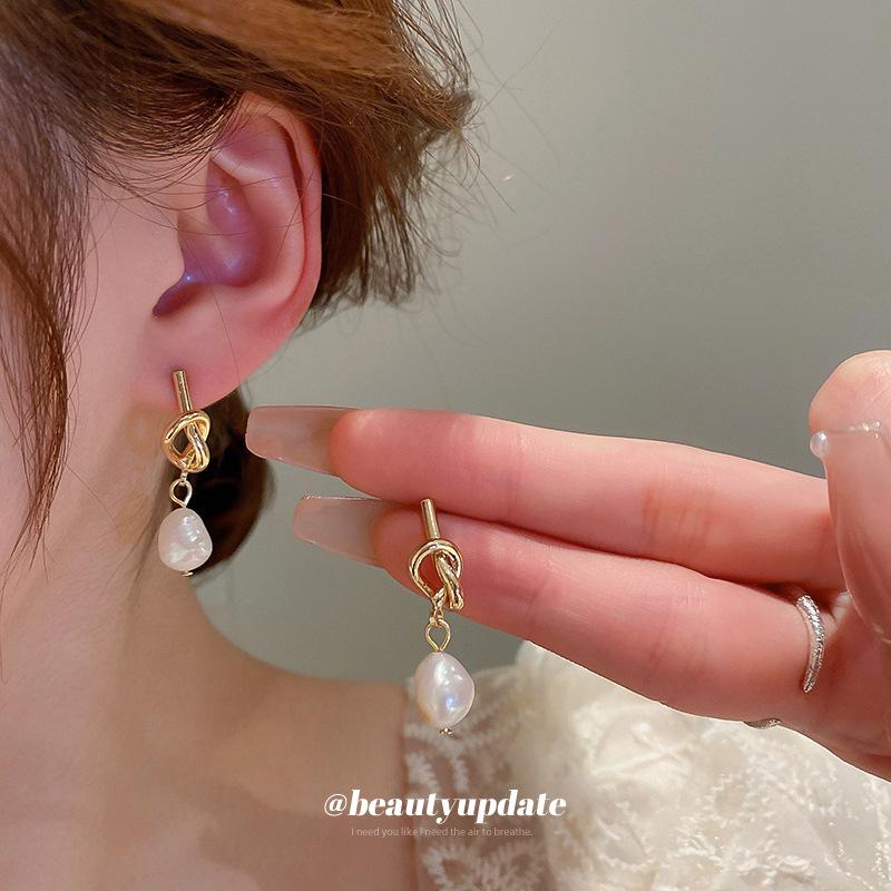 Elegant 925 Silver Knotted Baroque Freshwater Pearl Stud Earrings - Light Luxury Design
Elegant 925 Silver Knotted Baroque Freshwater Pearl Stud Earrings - Light Luxury Design
