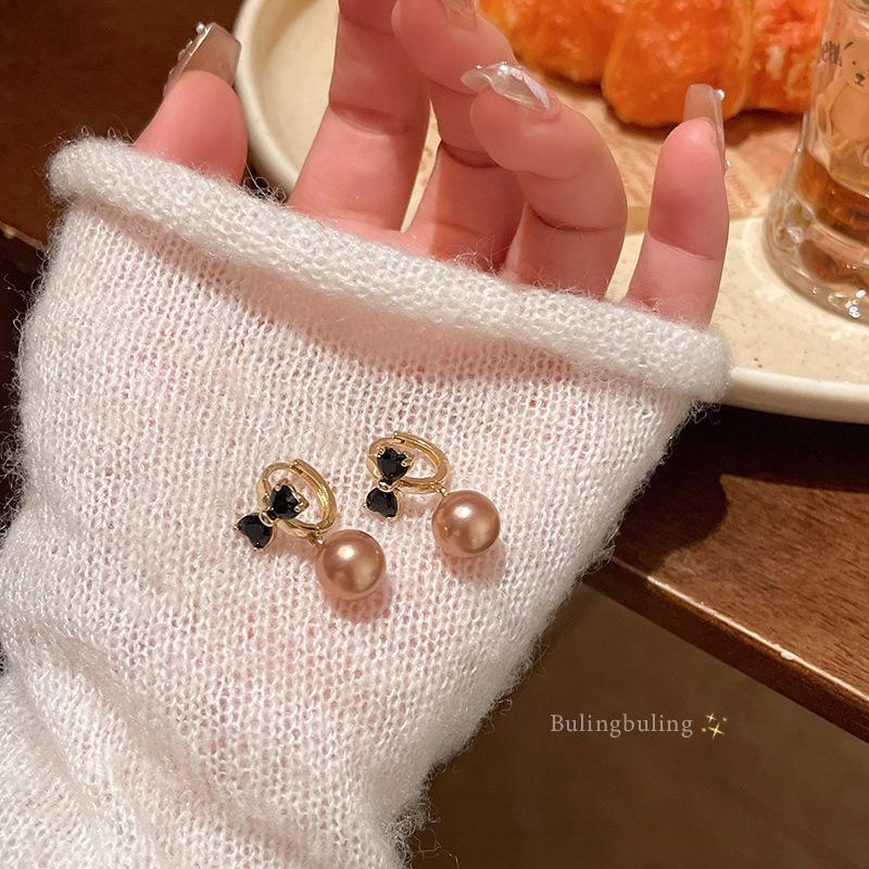 Элегантные черные серьги-бантики со стразами и жемчугом — ретро-дизайн в гонконгском стиле золотой
Элегантные черные серьги-бантики со стразами и жемчугом — ретро-дизайн в гонконгском стиле золотой